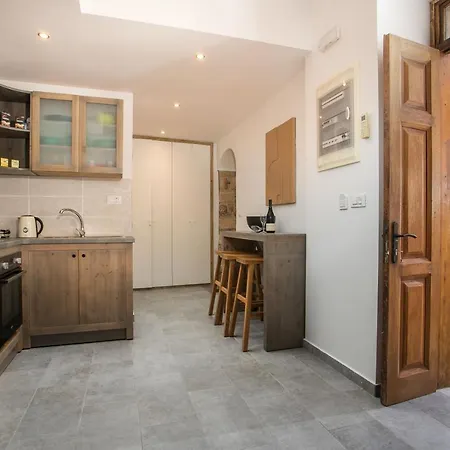 Vakantiehuis Pera 2-bedroom In The Center Of *
